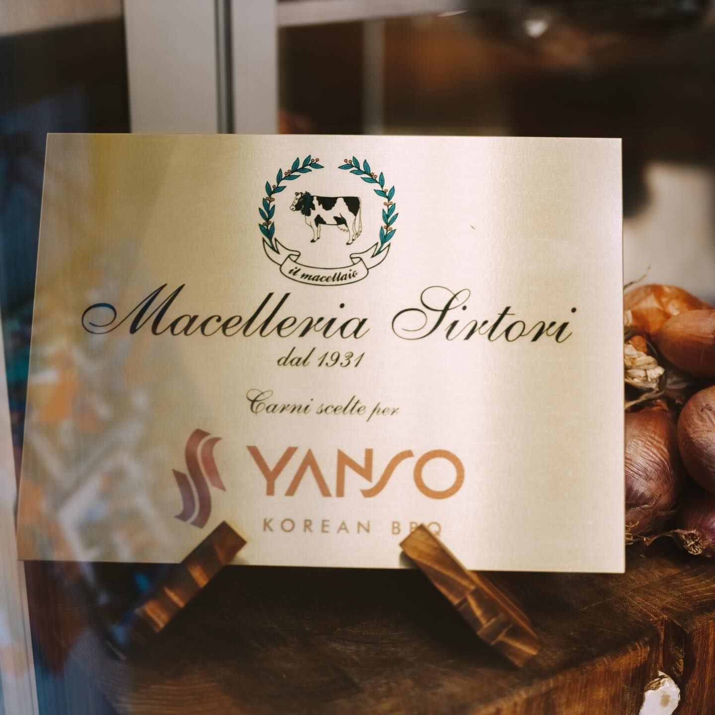 Il cartoncino sul tavolo: Macelleria Sirtori, carni scelte per Yanso Korean BBQ