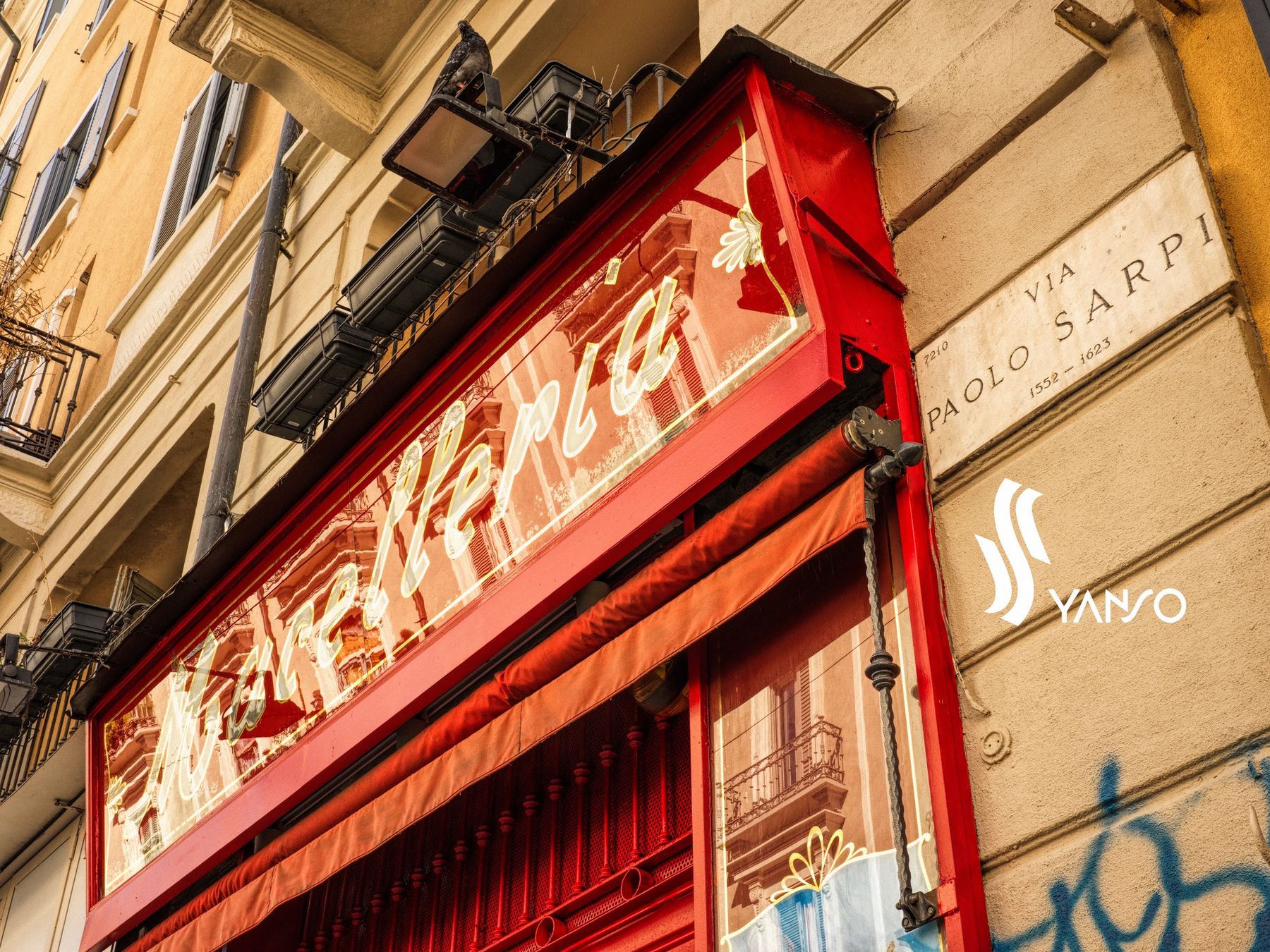 L'insegna Macelleria e la targa di via Paolo Sarpi